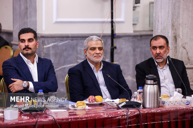 نشست صمیمانه رئیس مجلس با مدیران رسانه‌های کشور