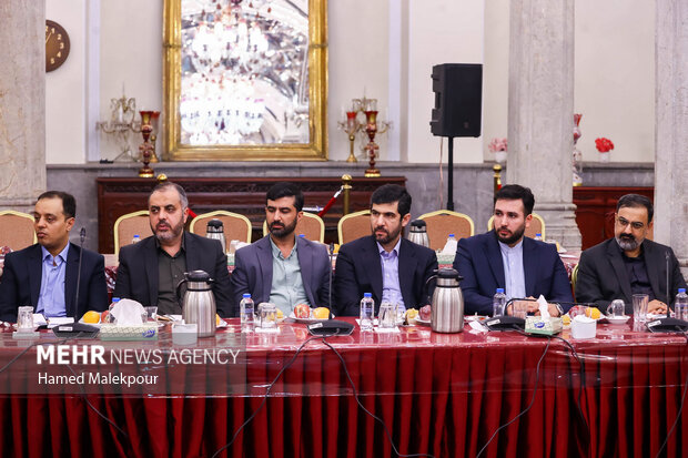نشست صمیمانه رئیس مجلس با مدیران رسانه‌های کشور