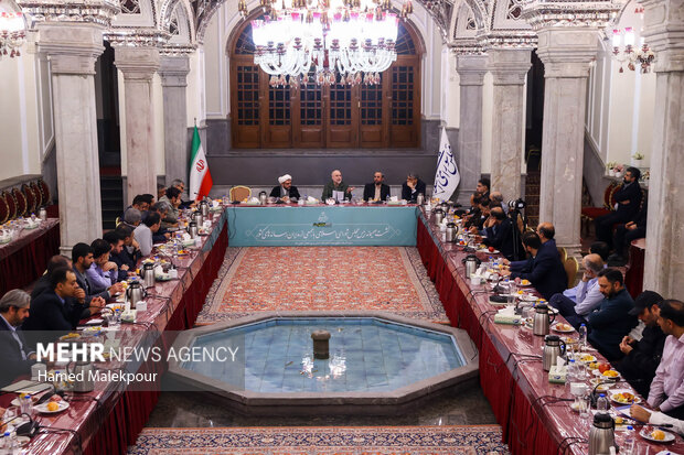 نشست صمیمانه رئیس مجلس با مدیران رسانه‌های کشور