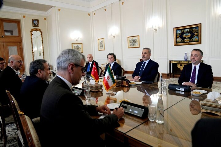 وزيرا خارجية إيران وتركيا يؤكدان عزم البلدين على تطوير العلاقات