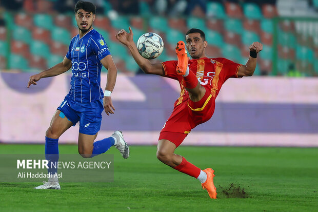 دیدار تیم ‌های فوتبال استقلال و فولاد خوزستان