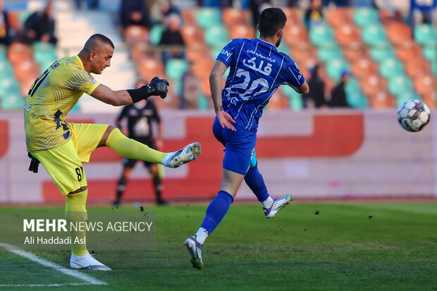 دیدار تیم ‌های فوتبال استقلال و فولاد خوزستان