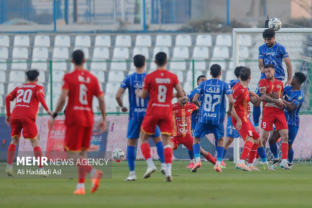 دیدار تیم ‌های فوتبال استقلال و فولاد خوزستان