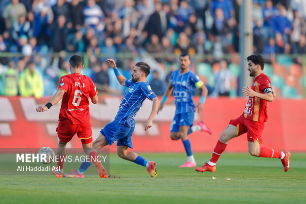 دیدار تیم ‌های فوتبال استقلال و فولاد خوزستان
