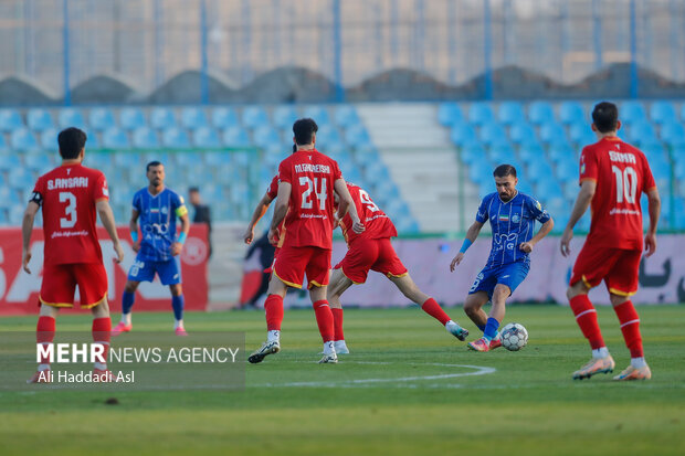 دیدار تیم ‌های فوتبال استقلال و فولاد خوزستان