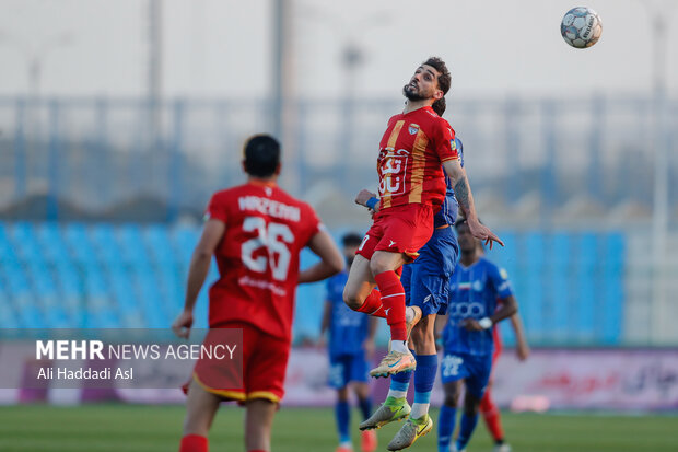 دیدار تیم ‌های فوتبال استقلال و فولاد خوزستان