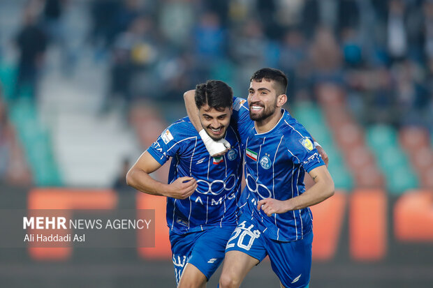 دیدار تیم ‌های فوتبال استقلال و فولاد خوزستان