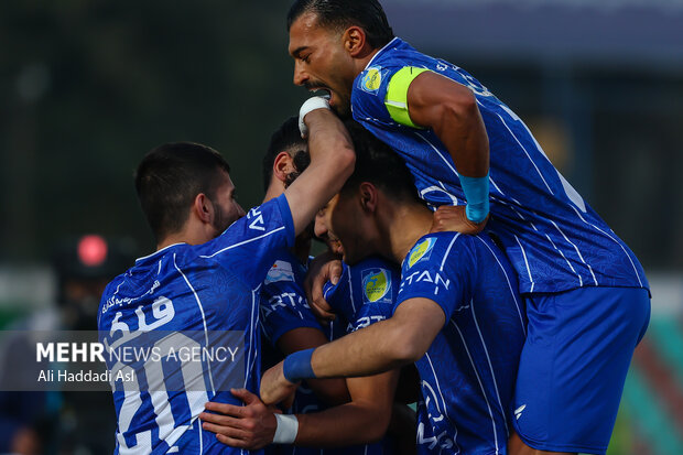دیدار تیم ‌های فوتبال استقلال و فولاد خوزستان