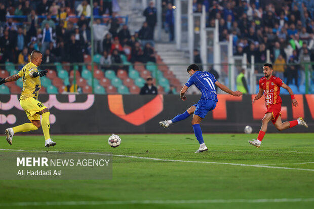 دیدار تیم ‌های فوتبال استقلال و فولاد خوزستان