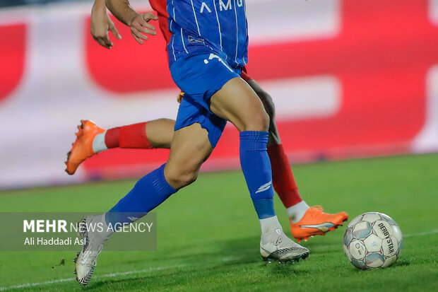 دیدار تیم ‌های فوتبال استقلال و فولاد خوزستان