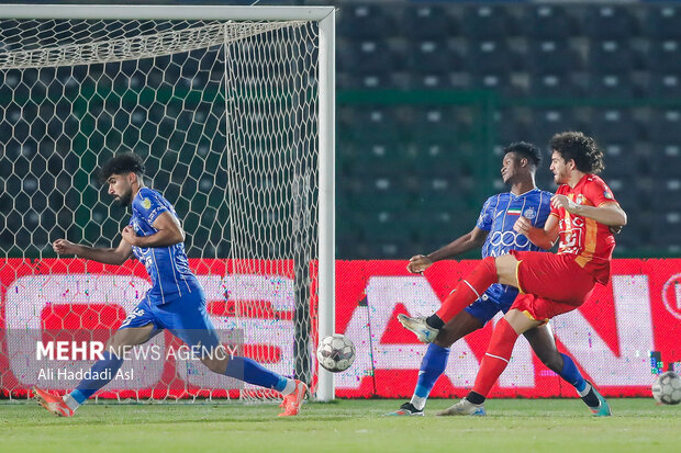 دیدار تیم ‌های فوتبال استقلال و فولاد خوزستان