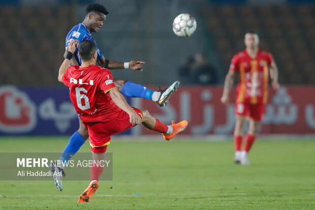 دیدار تیم ‌های فوتبال استقلال و فولاد خوزستان