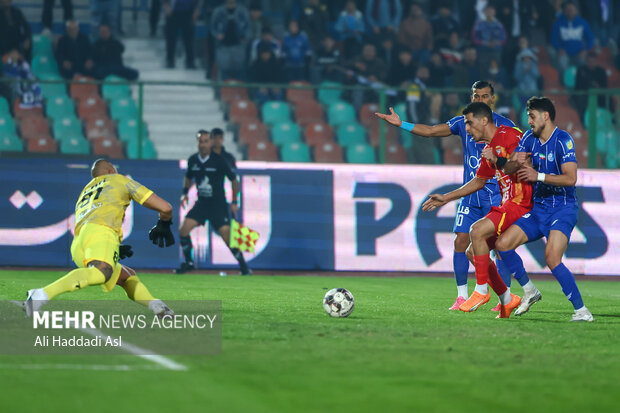 دیدار تیم ‌های فوتبال استقلال و فولاد خوزستان