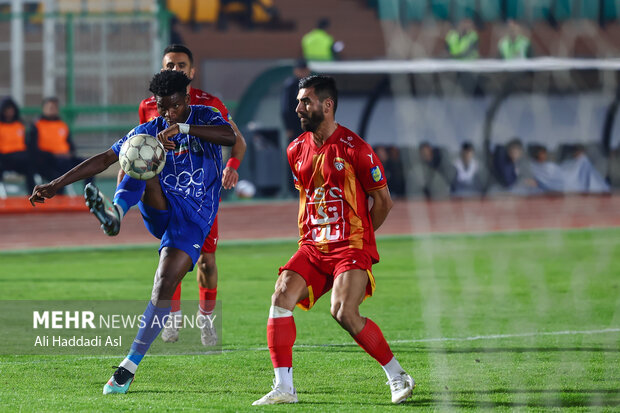 دیدار تیم ‌های فوتبال استقلال و فولاد خوزستان