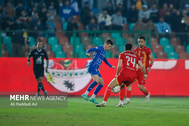 دیدار تیم ‌های فوتبال استقلال و فولاد خوزستان