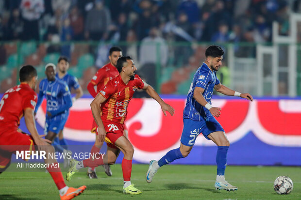 دیدار تیم ‌های فوتبال استقلال و فولاد خوزستان