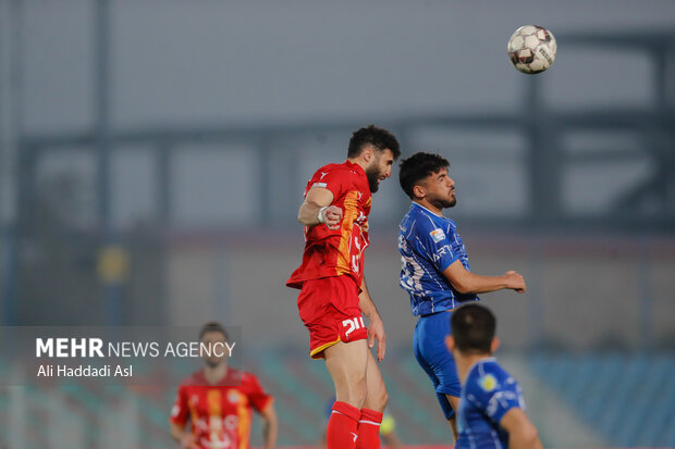دیدار تیم ‌های فوتبال استقلال و فولاد خوزستان