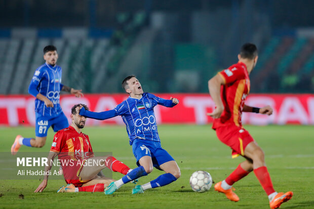 دیدار تیم ‌های فوتبال استقلال و فولاد خوزستان