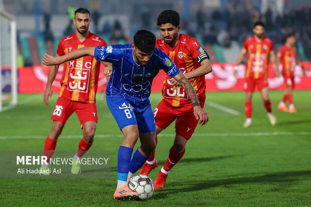 دیدار تیم ‌های فوتبال استقلال و فولاد خوزستان