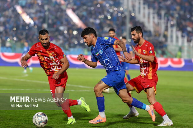 دیدار تیم ‌های فوتبال استقلال و فولاد خوزستان