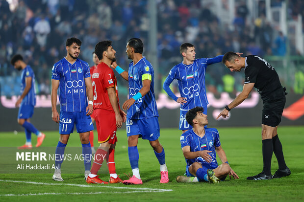 دیدار تیم ‌های فوتبال استقلال و فولاد خوزستان
