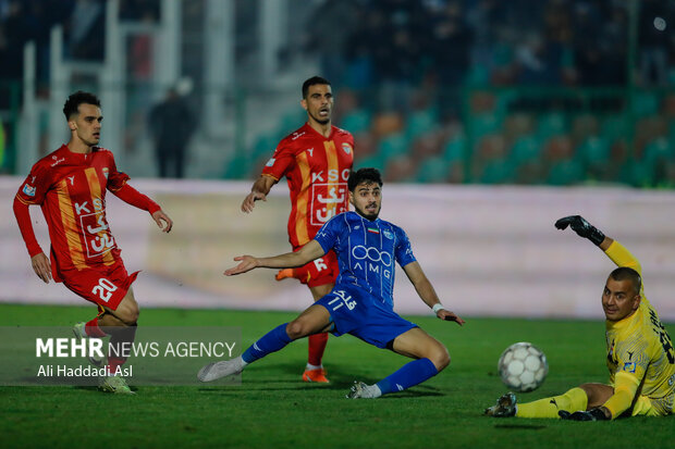 دیدار تیم ‌های فوتبال استقلال و فولاد خوزستان