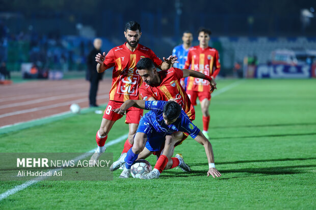 دیدار تیم ‌های فوتبال استقلال و فولاد خوزستان