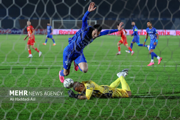 دیدار تیم ‌های فوتبال استقلال و فولاد خوزستان