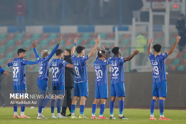 دیدار تیم ‌های فوتبال استقلال و فولاد خوزستان