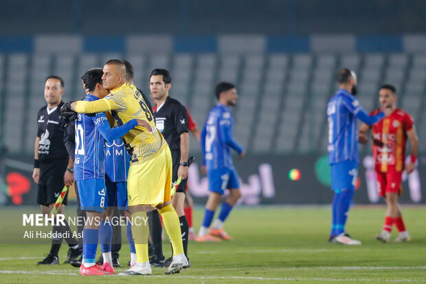 دیدار تیم ‌های فوتبال استقلال و فولاد خوزستان
