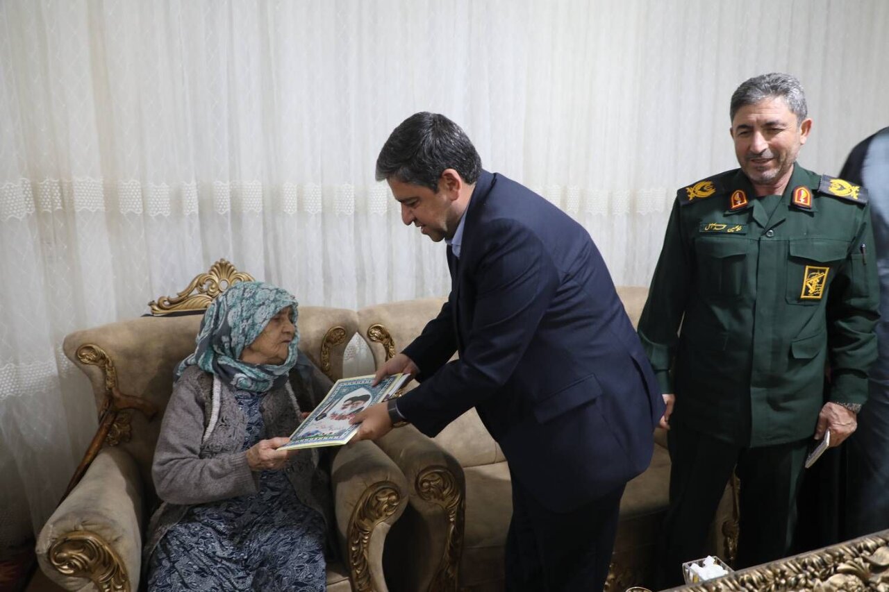 تجلیل استاندار اردبیل از مادر شهید والامقام احمد غلامی