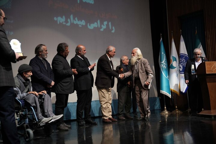 نمایشگاه هنرمندان پیشکسوت تمام شد؛ درخواستی برای بازار هنری پیشکسوتان نمایشگاه هنرمندان پیشکسوت تمام شد؛ درخواستی برای بازار هنری پیشکسوتان