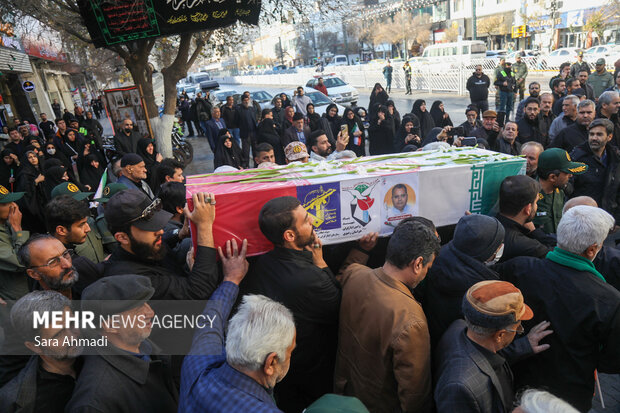 مراسم تشییع پیکر جانباز سرافراز «قاسم علیزاده» در مشهد