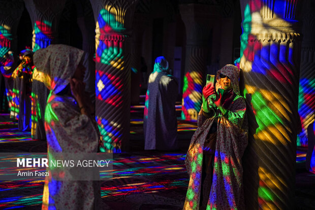 حضور گردشگران در مسجد نصیرالملک شیراز