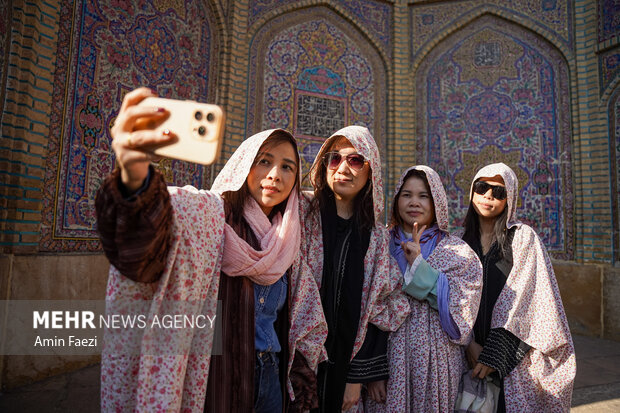 حضور گردشگران در مسجد نصیرالملک شیراز