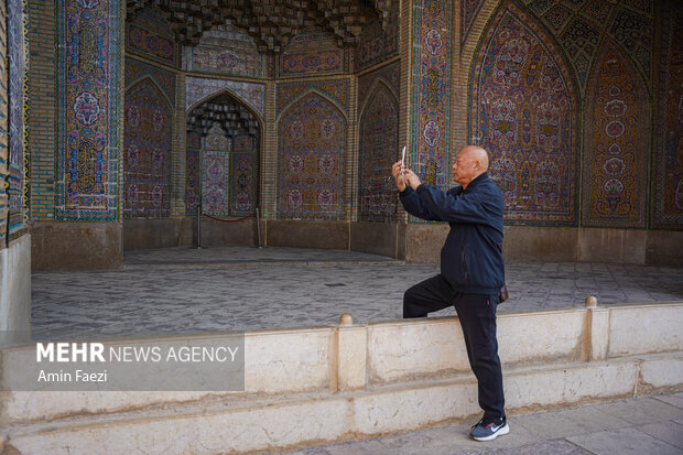 حضور گردشگران در مسجد نصیرالملک شیراز