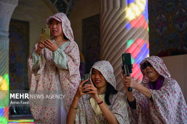 حضور گردشگران در مسجد نصیرالملک شیراز