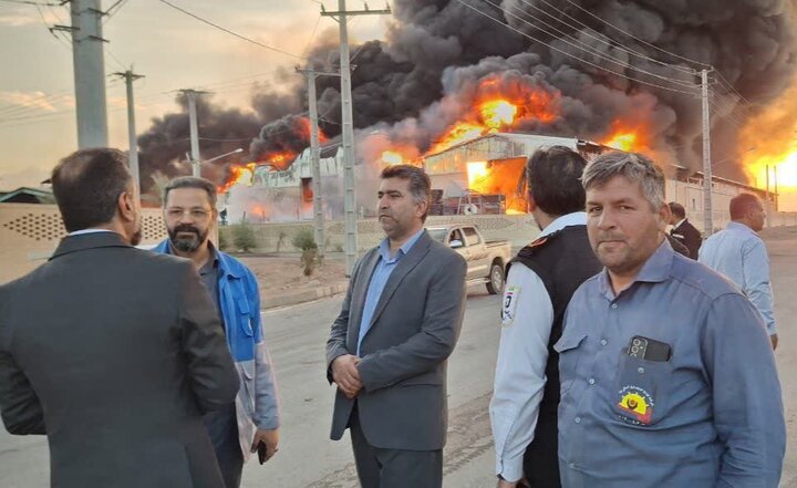 بالاکتفی: سه واحد تولیدی اشکذر در آتش می‌سوزد