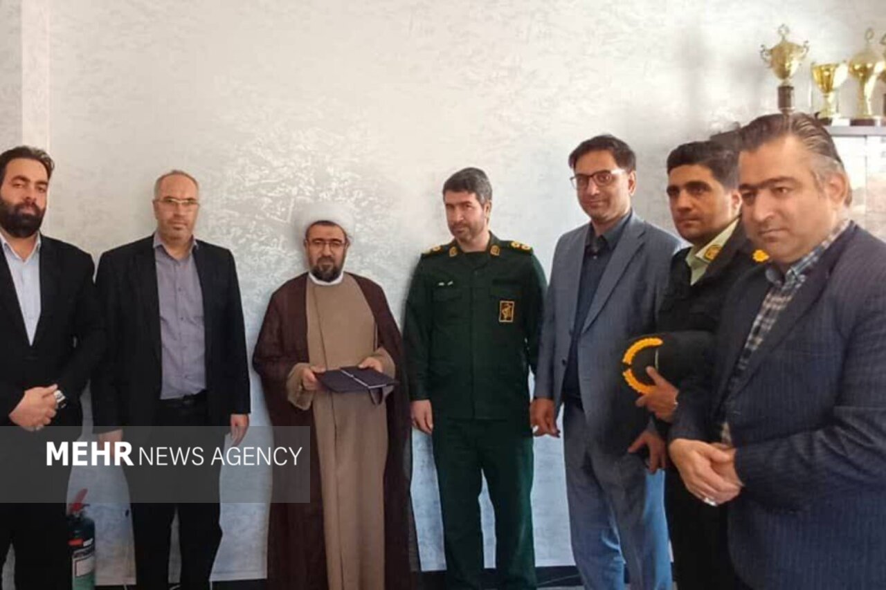 مسئولان صباشهر با حضور در حوزه بسیج از خدمات جهادی بسیجیان تجلیل کردند مسئولان صباشهر با حضور در حوزه بسیج از خدمات جهادی بسیجیان تجلیل کردند