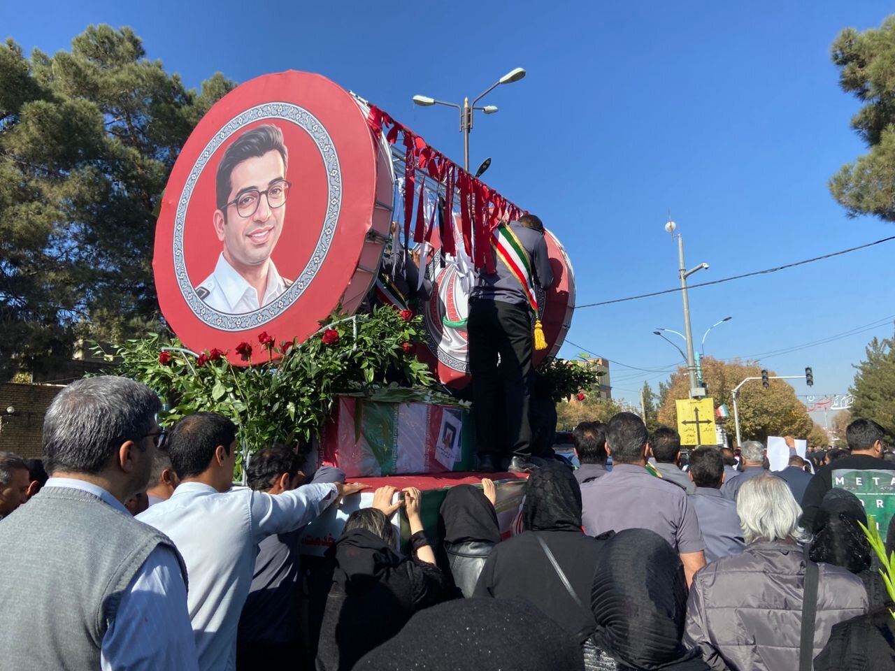 مردم کرمان برای تشییع آتش‌نشان فداکار سنگ تمام گذاشتند