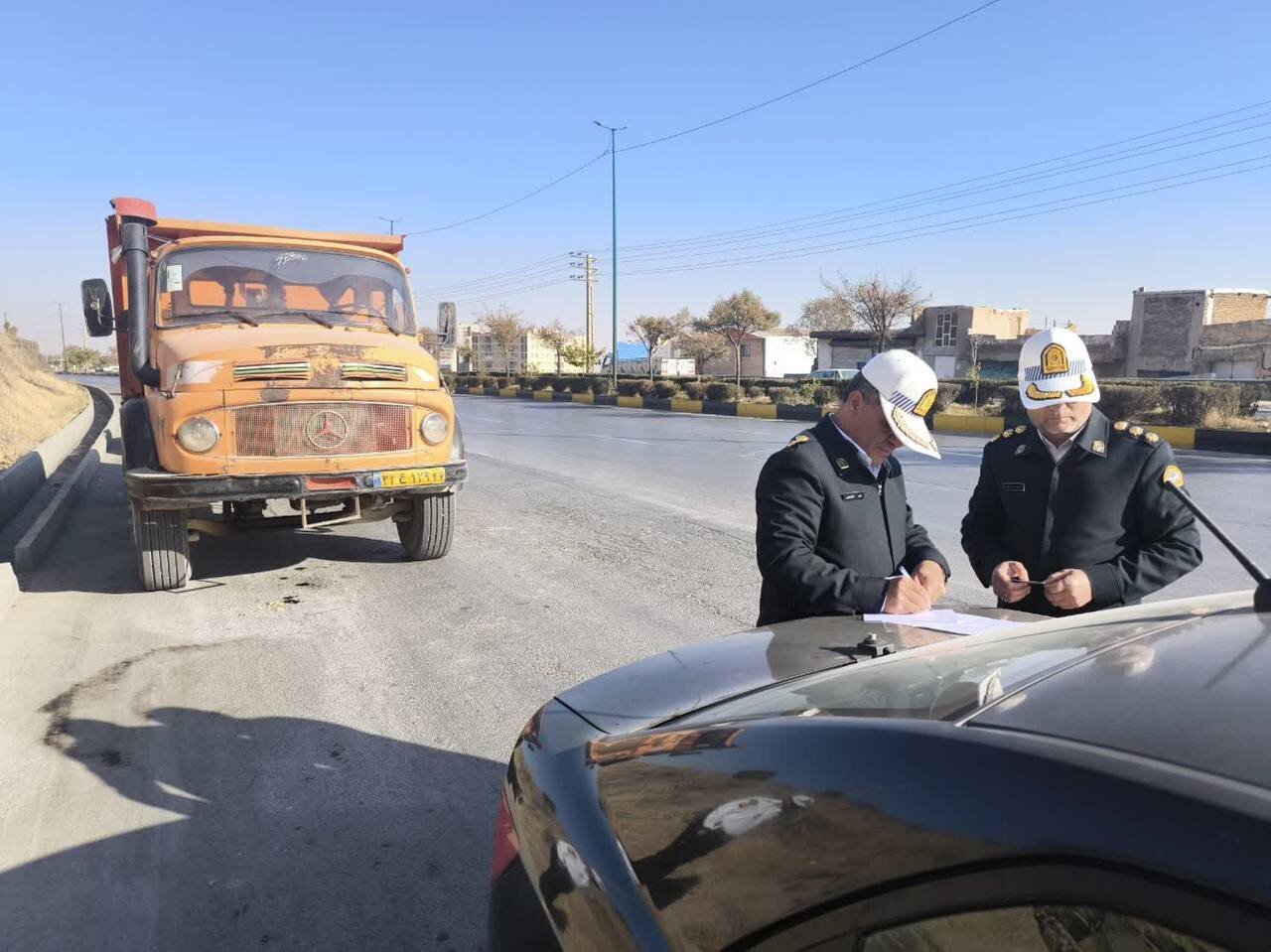 آشوری: یک دستگاه کامیون با ۳۰۶ میلیون ریال خلافی در محور اراک توقیف شد