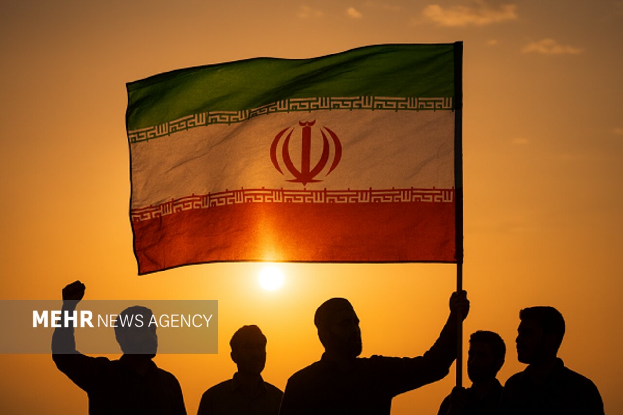 ققنوسوار از آتش نیرنگ بیرون بیاور جان پاکت را ققنوسوار از آتش نیرنگ بیرون بیاور جان پاکت را