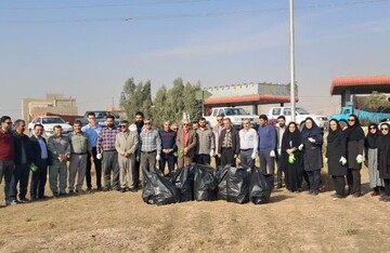 ۴ هکتار مزارع آلوده به پلاستیک روستای کرند گرمسار پاکسازی شد