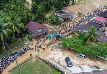 Death toll from Indonesian floods, landslides passes 700