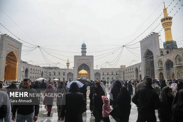 حال و هوای بارانی حرم مطهر رضوی