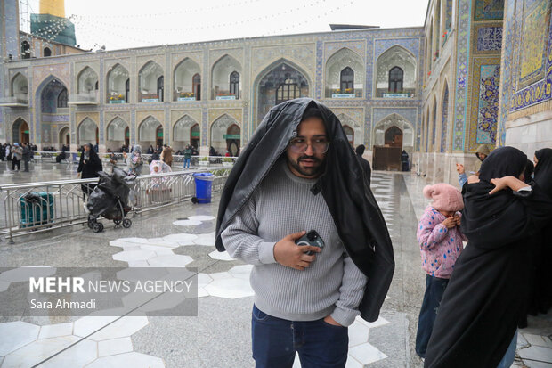 حال و هوای بارانی حرم مطهر رضوی