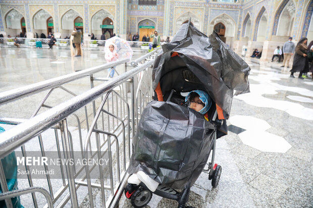 حال و هوای بارانی حرم مطهر رضوی