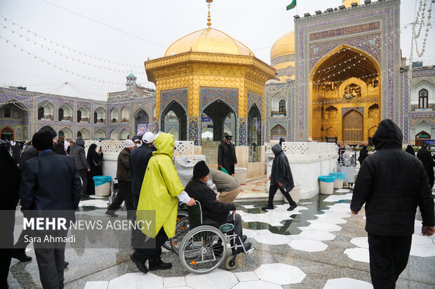 حال و هوای بارانی حرم مطهر رضوی