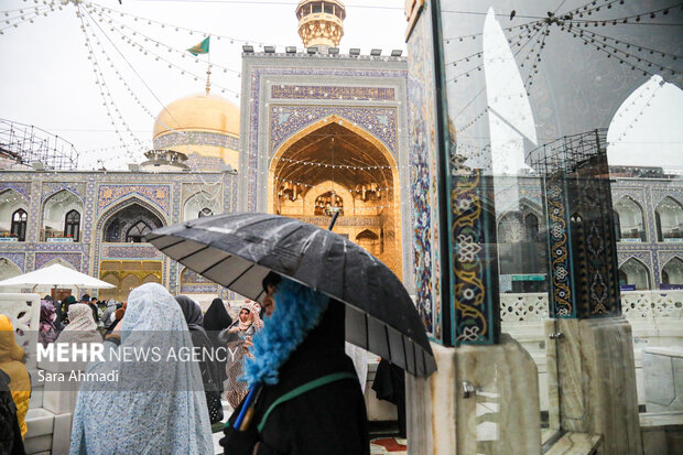 حال و هوای بارانی حرم مطهر رضوی