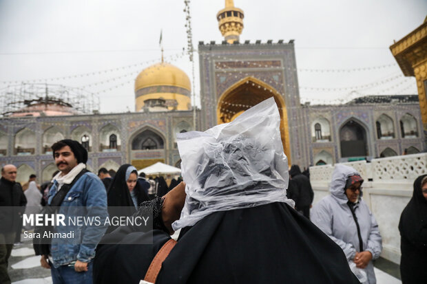 حال و هوای بارانی حرم مطهر رضوی